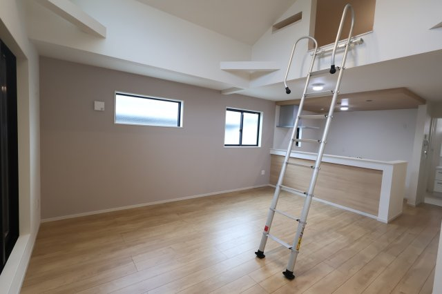 《仲介手数料無料》練馬区石神井町８丁目42-18(2号棟)新築一戸建てKEIAI Styleの居間・リビング|撮影日 2025年10月9日 13:40 曇り