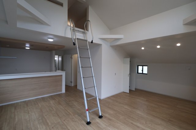 《仲介手数料無料》練馬区石神井町８丁目42-18(2号棟)新築一戸建てKEIAI Styleの居間・リビング|撮影日 2025年10月9日 13:40 曇り