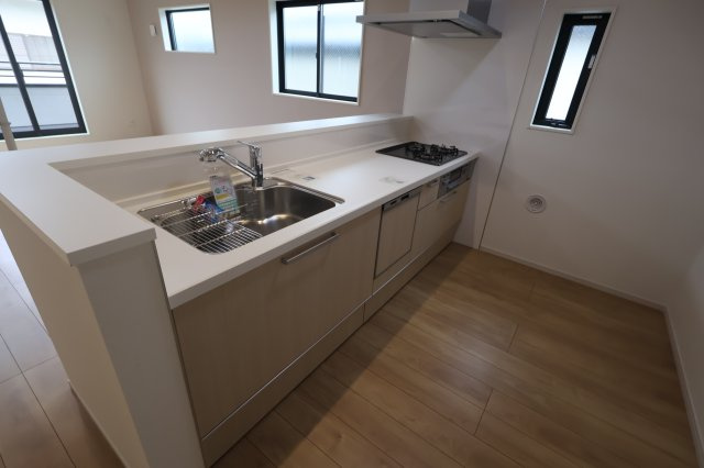 《仲介手数料無料》練馬区石神井町８丁目42-18(2号棟)新築一戸建てKEIAI Styleのキッチン|撮影日 2025年10月9日 13:40 曇り