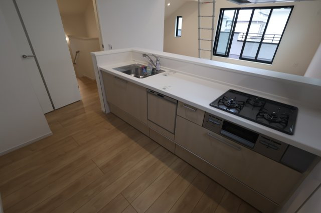 《仲介手数料無料》練馬区石神井町８丁目42-18(2号棟)新築一戸建てKEIAI Styleのキッチン|撮影日 2025年10月9日 13:40 曇り