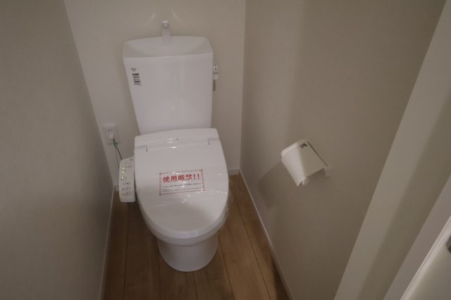 《仲介手数料無料》練馬区石神井町８丁目42-18(2号棟)新築一戸建てKEIAI Styleのトイレ|撮影日 2025年10月9日 13:40 曇り