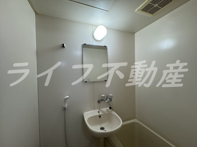 新深江ツリガミビルパートⅠの洗面所|明るい洗面所です