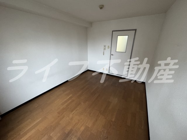 新深江ツリガミビルパートⅠの居間・リビング|こちらのリビングで趣味の時間をお楽しみください