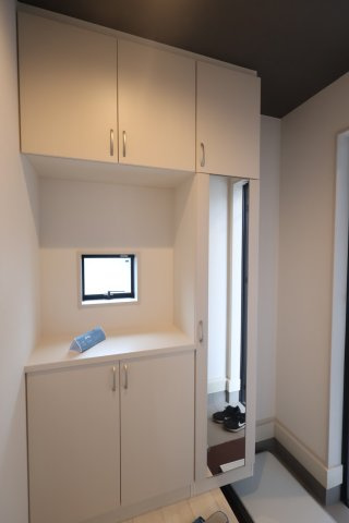 【玄関】 | 《仲介手数料無料》練馬区大泉学園町５丁目16-3(全1戸)新築一戸建てグラファーレ | 撮影日 2025年10月9日 14:40 曇り