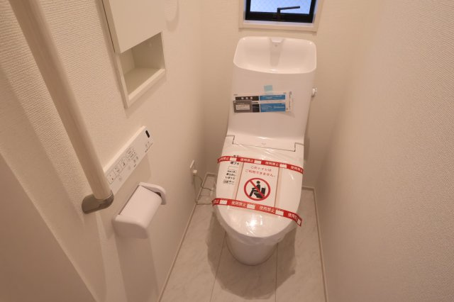 【トイレ】 | 《仲介手数料無料》練馬区大泉学園町５丁目16-3(全1戸)新築一戸建てグラファーレ | 撮影日 2025年10月9日 14:40 曇り