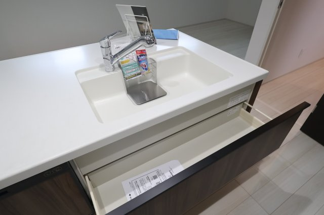 【キッチン】 | 《仲介手数料無料》練馬区大泉学園町５丁目16-3(全1戸)新築一戸建てグラファーレ | 撮影日 2025年10月9日 14:40 曇り