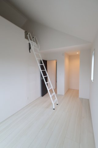 【居間・リビング】 | 《仲介手数料無料》練馬区大泉学園町５丁目16-3(全1戸)新築一戸建てグラファーレ | 撮影日 2025年10月9日 14:40 曇り