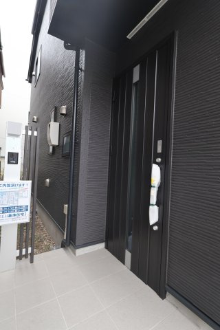 【玄関】 | 《仲介手数料無料》練馬区大泉学園町５丁目16-3(全1戸)新築一戸建てグラファーレ | 撮影日 2025年10月9日 14:40 曇り