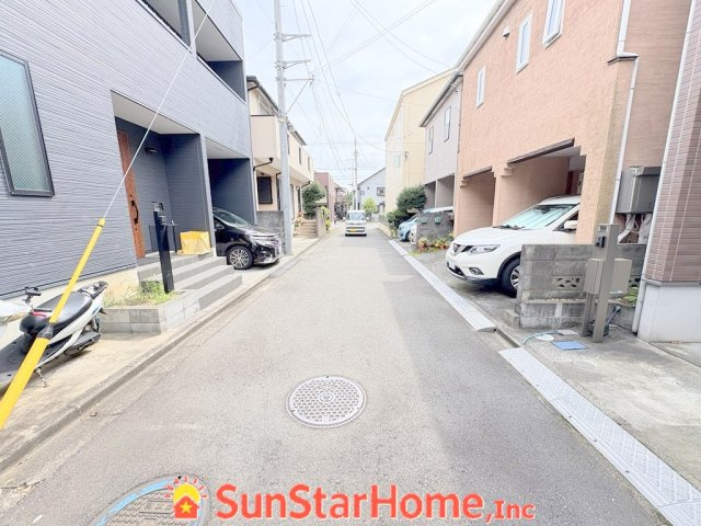 【サンスターホーム】福生市武蔵野台1丁目　中古戸建の前面道路含む現地写真