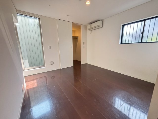 ミグ・ノンの洋室