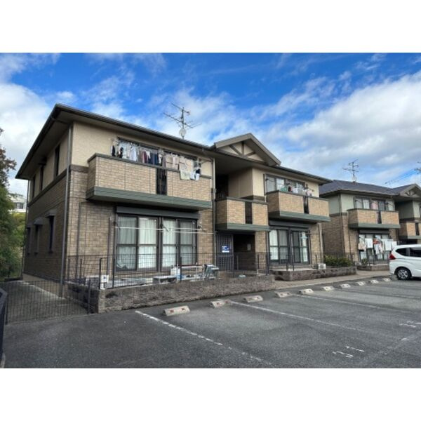 ガーデンパークB棟の駐車場