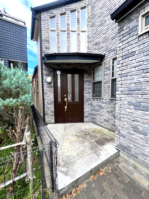 西岡本5丁目戸建のエントランス