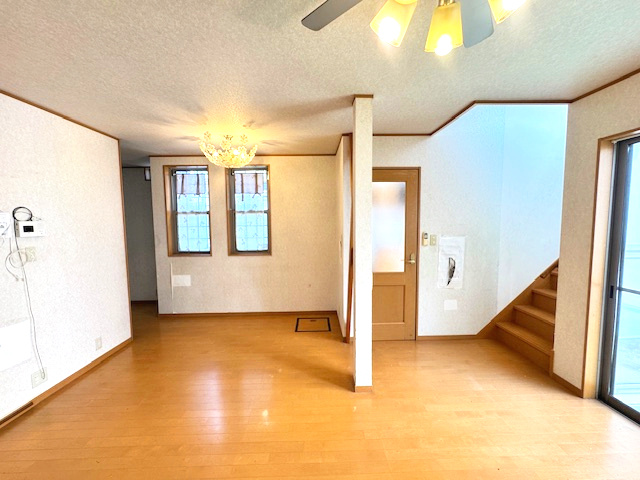 西岡本5丁目戸建の居間・リビング