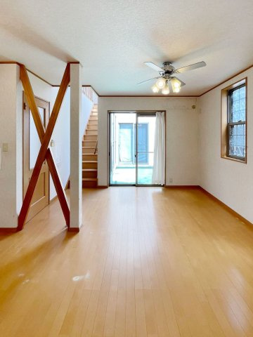 西岡本5丁目戸建の居間・リビング