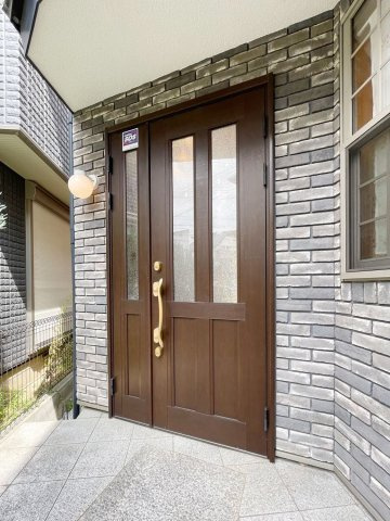 西岡本5丁目戸建の玄関