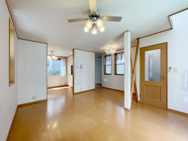 西岡本5丁目戸建の居間・リビング