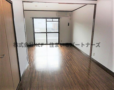 【寝室】 | ウッドハウスII | ゆったり過ごせる居間です