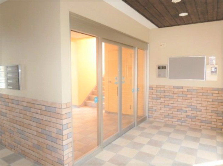 ルネス荒木五番館のエントランス|建物の内部です