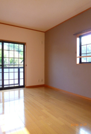 クローバー岡の洋室|落ち着いた色調の洋室です