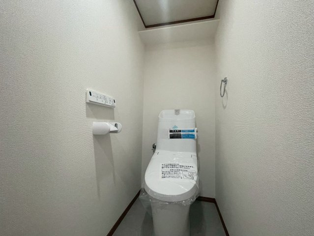 【トイレ】 | ネオハイツ福間Ⅱ | 冬は便座も温水も温かく快適なシャワー付トイレ。上部には収納を設置◎