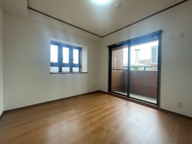 【洋室】 | ネオハイツ福間Ⅱ | バルコニーに面した明るい洋室で換気や採光ばっちりです