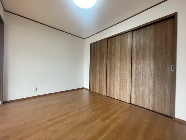 【洋室】 | ネオハイツ福間Ⅱ | 各部屋にはクローゼットを完備しています！収納が多いお家はすっきりして快適空間です