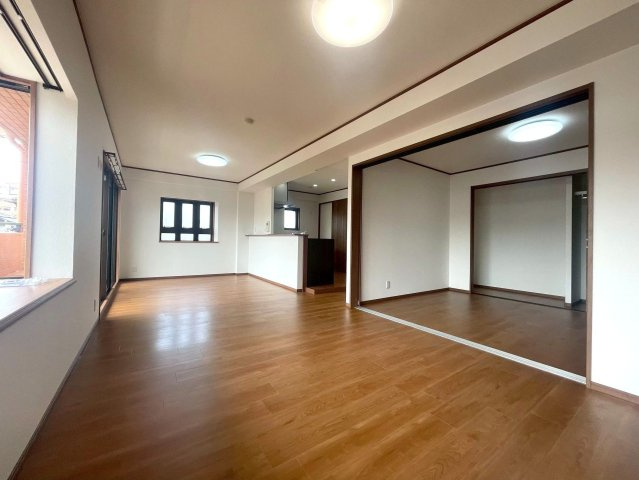 【居間・リビング】 | ネオハイツ福間Ⅱ | オープンなカウンターキッチンを置いたLDKは約14帖の広さで、ご家族の団らんにぴったりです