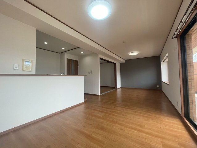 【居間・リビング】 | ネオハイツ福間Ⅱ | リビングは広く落ち着く空間になっており、お好きなレイアウトを楽しめます