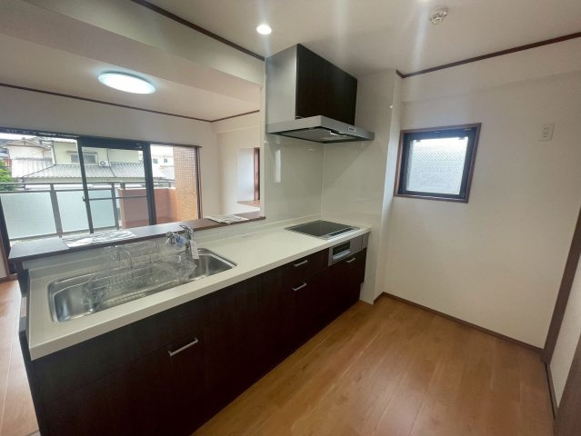 【キッチン】 | ネオハイツ福間Ⅱ | お料理をしながら会話を楽しめるカウンターキッチンです。窓があるので手元が明るいです