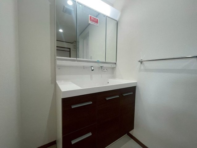 【独立洗面台】 | ネオハイツ福間Ⅱ | 三面鏡裏収納付きの洗面台で、散らかりがちな洗面回りもすっきりと片付きます