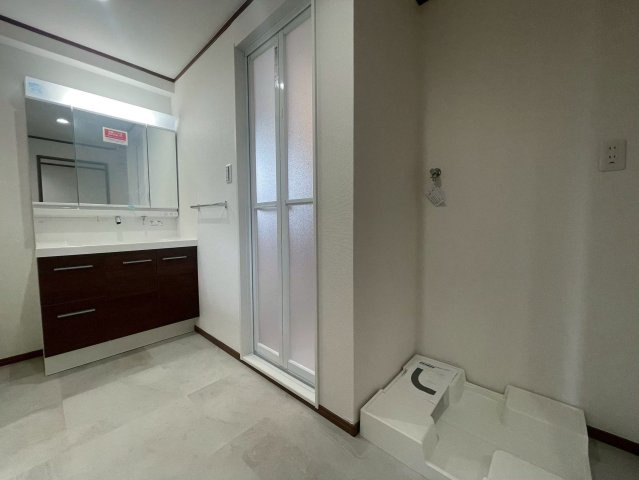 【脱衣所】 | ネオハイツ福間Ⅱ | 脱衣所には鏡裏、洗面台下部など収納スペースがたっぷり設けられています