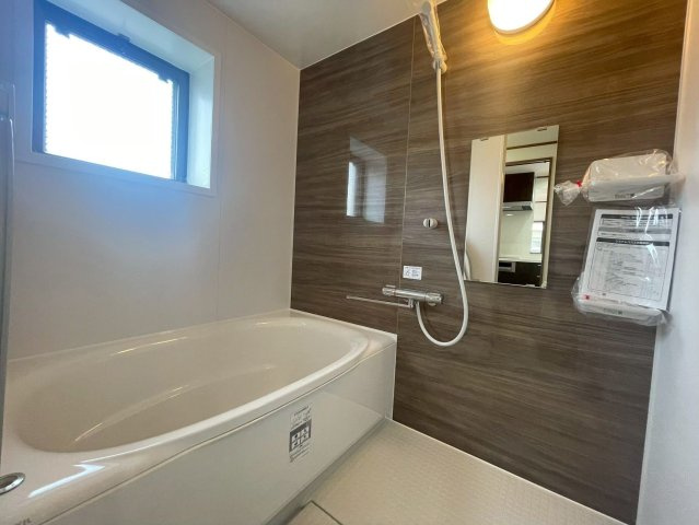 【浴室】 | ネオハイツ福間Ⅱ | 浴室に窓があると換気がラクにできるのでカビ臭くない浴室が維持できます