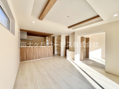 【居間・リビング】 | 三島市谷田 新築一戸建て 1号棟 | 17.25帖のリビングダイニングです