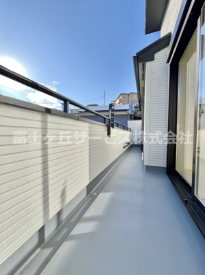 【バルコニー】 | 三島市谷田 新築一戸建て 1号棟 | 開放的で明るい空間を演出してくれるバルコニーです