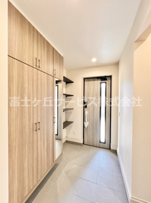 【玄関】 | 三島市谷田 新築一戸建て 1号棟 | 落ち着いた玄関です