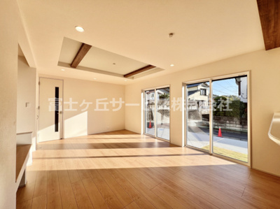 【居間・リビング】 | 三島市谷田 新築一戸建て 2号棟 | ゆったりとした居間です