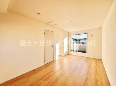 【寝室】 | 三島市谷田 新築一戸建て 2号棟 | 8.25帖の寝室です