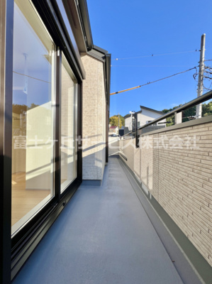 【バルコニー】 | 三島市谷田 新築一戸建て 2号棟 | 開放的で明るい空間を演出してくれるバルコニーです