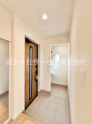 【玄関】 | 三島市谷田 新築一戸建て 2号棟 | 収納もある玄関です