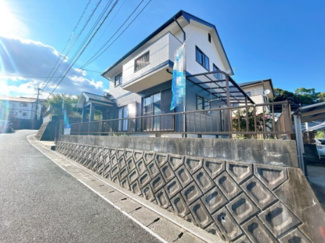 【外観】 | 高台に建っているので道路からの視線が気になりにくいです。8月にリフォーム完成しています