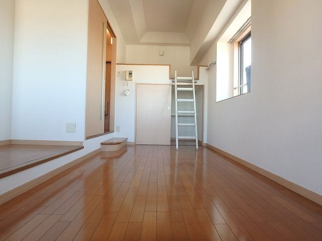 ソフィア高宮A館の居間・リビング