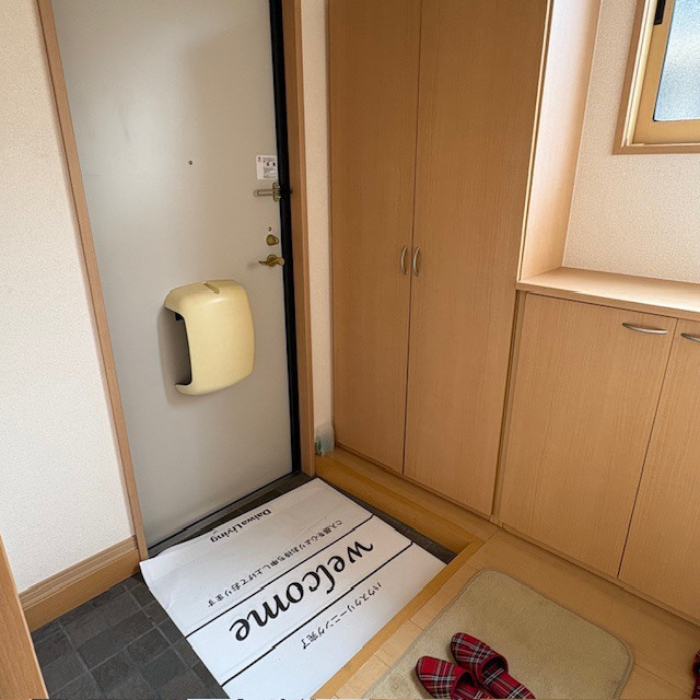 各務原市那加信長町１丁目のアパートの玄関