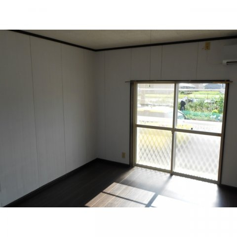 岐阜市六条片田１丁目のアパートの居間・リビング|洋室