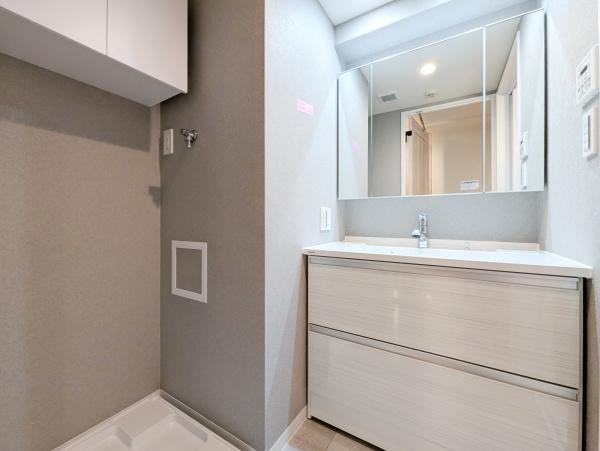 アールヴェール横濱反町の独立洗面台|お化粧もしやすい三面鏡付き独立洗面台、
収納もしっかりあり、洗剤などもしまっておけます。