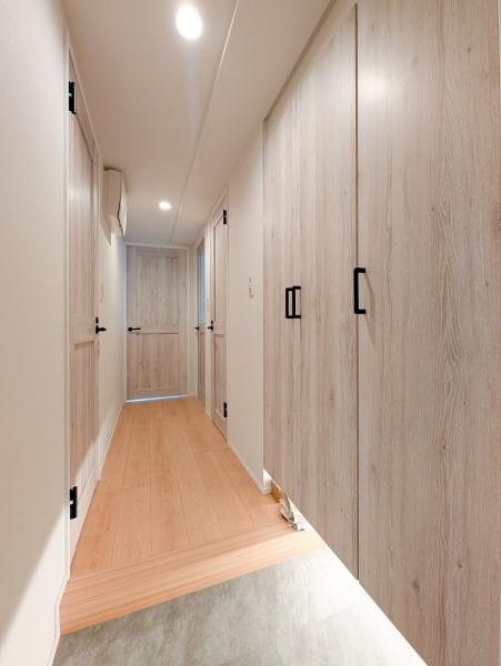 アールヴェール横濱反町の玄関|収納豊富な玄関です。
この明るい玄関が気持ちよく家族を迎え入れます♪