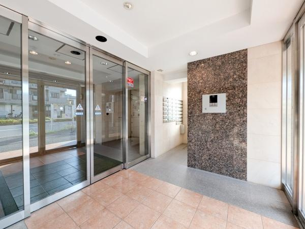 アールヴェール横濱反町のエントランス|エントランスにはオートロックがついており、防犯面も安心！
清掃も行き届いています
