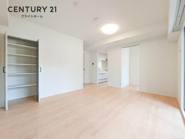 アールヴェール横濱反町の居間・リビング|収納もあり便利です