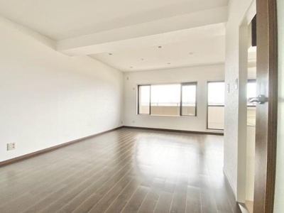 【居間・リビング】 | イトーピア泉北深井 | オープンでのびやかな空間を生み出す、こだわりの広がりとゆとり。家族と過ごす時間を大切にしたい方にぴったりの明るくゆとりある住空間です。