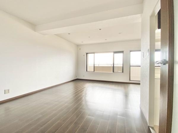 【居間・リビング】 | イトーピア泉北深井 | オープンでのびやかな空間を生み出す、こだわりの広がりとゆとり。家族と過ごす時間を大切にしたい方にぴったりの明るくゆとりある住空間です。