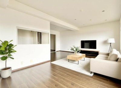 【居間・リビング】 | イトーピア泉北深井 | 【家具配置イメージ画像】ラグやソファで雰囲気を変えたりいろんなアレンジが楽しめます！